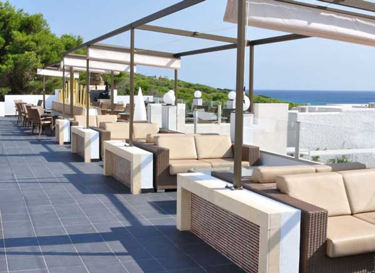 Das Hotel RIU La Mola**** in Playa Migjorn auf Formentera: Die schneeweiße Ferienanlage ist in eine herrliche Landschaft eingebettet.