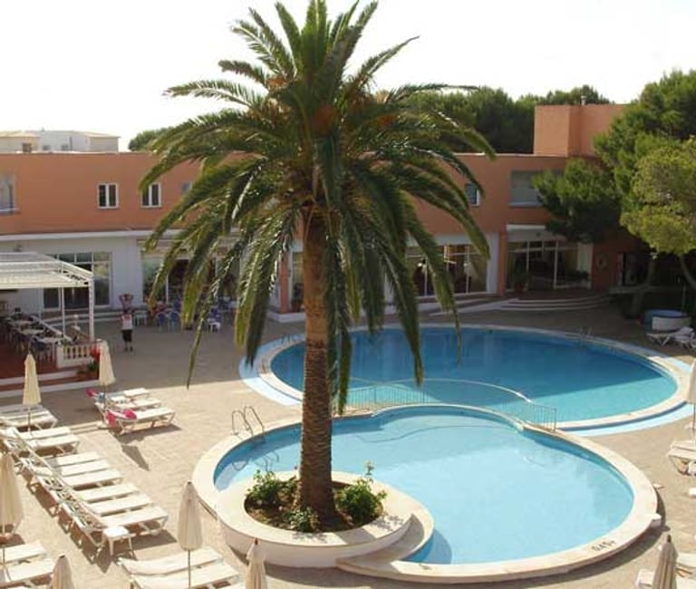 Das Hotel Xaloc Playa*** in Punta Prima auf Menorca ist eine liebevoll geführte Anlage mit tollem Service, für einen gelungenen Strandurlaub. Lust auf eine Partie Minigolf? Im Xaloc Playa kein Problem, das Hotel bietet seinen Gästen eine eigene Minigolfanlage im Außenbereich.