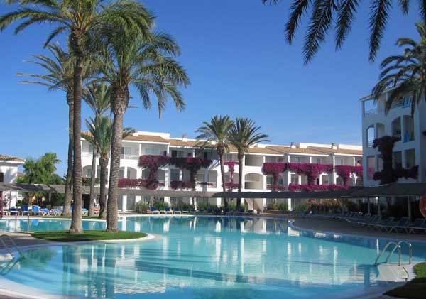 Das Prinsotel La Caleta***+ in Cala Santandria auf Menorca bietet alles was das Herz begehrt: Eine tolle Badebucht, zwei hübsch angelegte Swimmingpools mit Sonnenterasse, leckeres Essen und ein abwechslungsreiches Unterhaltungsprogramm.