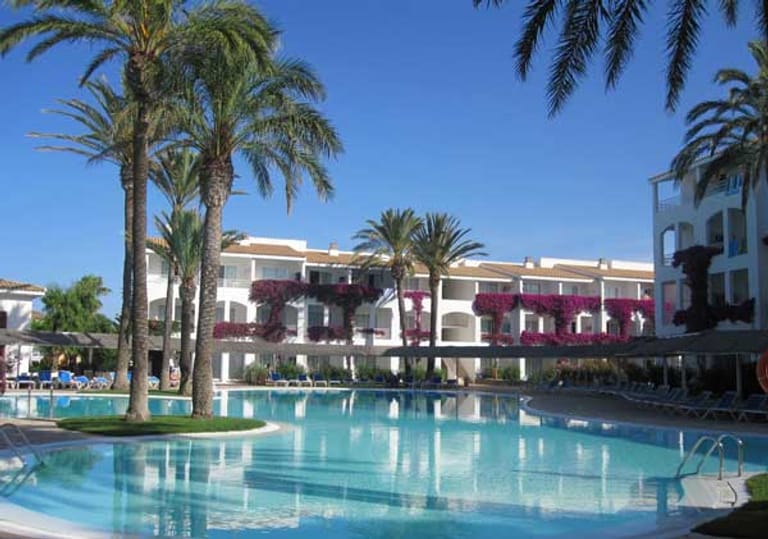 Das Prinsotel La Caleta***+ in Cala Santandria auf Menorca bietet alles was das Herz begehrt: Eine tolle Badebucht, zwei hübsch angelegte Swimmingpools mit Sonnenterasse, leckeres Essen und ein abwechslungsreiches Unterhaltungsprogramm.