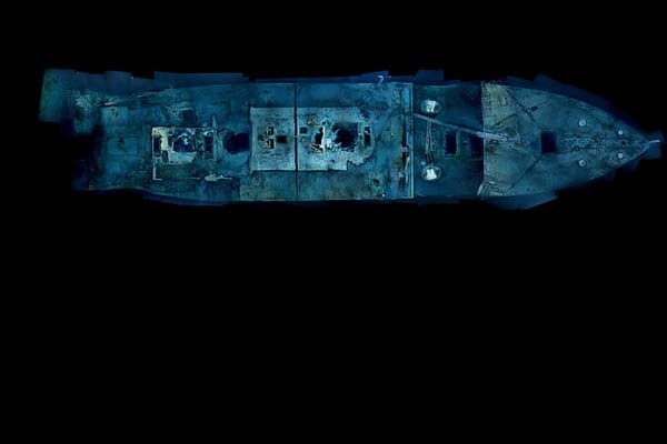 Der vordere Teil des Wracks der "Titanic" von oben: Man kann die Löcher deutlich erkennen, die die abgerissenen Schornsteine hinterlassen haben.