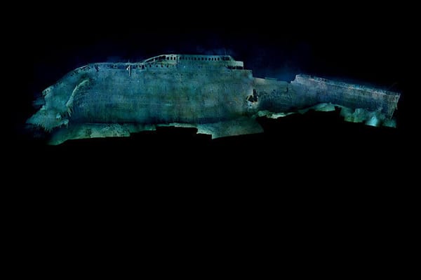 Diese Aufnahme zeigt die Steuerbordseite und den Knick, den das Schiff bekam, als es in den Meeresboden rauschte. Der Bug steckt im Schlick - deshalb sind die Spuren leider nicht zu erkennen, die der Eisberg hinterließ.