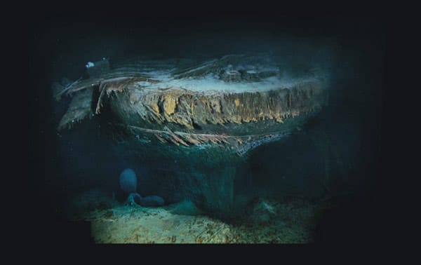 Das Heck liegt auf dem Meeresboden, 600 Meter südlich des Bugs - der Rumpf brach auseinander, als die "Titanic" sank. Das Ruder und eine der Schiffsschrauben sind deutlich zu erkennen.