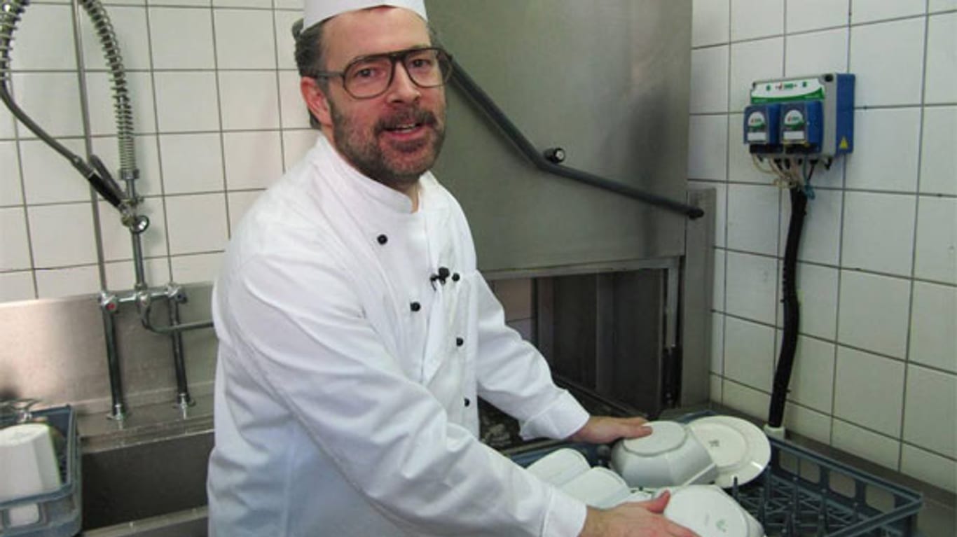 "Undercover Boss" Mario Pick als Tellerwäscher in einem seiner Hotels