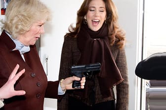 Beim Besuch eines Filmsets begeisterte sich Camilla nur die Waffe der TV-Kommissarin.