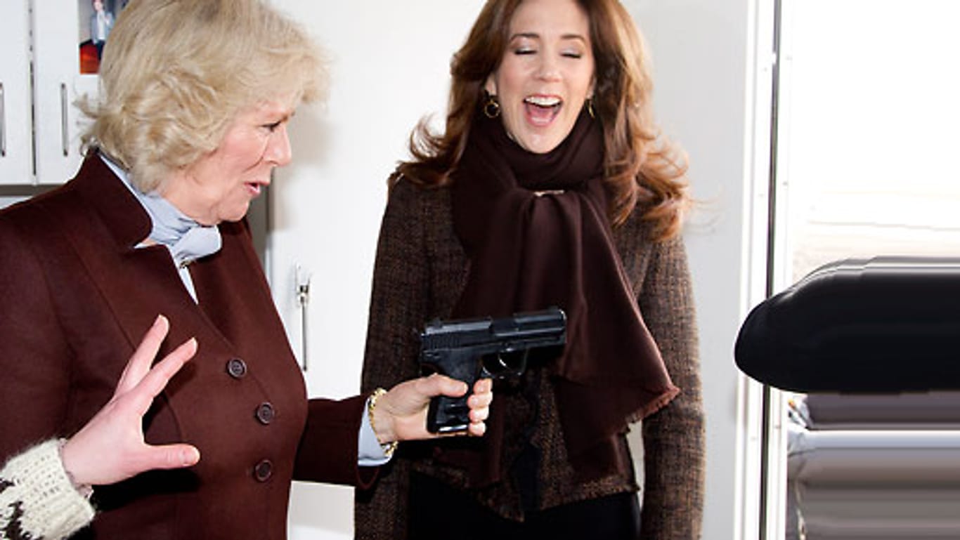 Beim Besuch eines Filmsets begeisterte sich Camilla nur die Waffe der TV-Kommissarin.