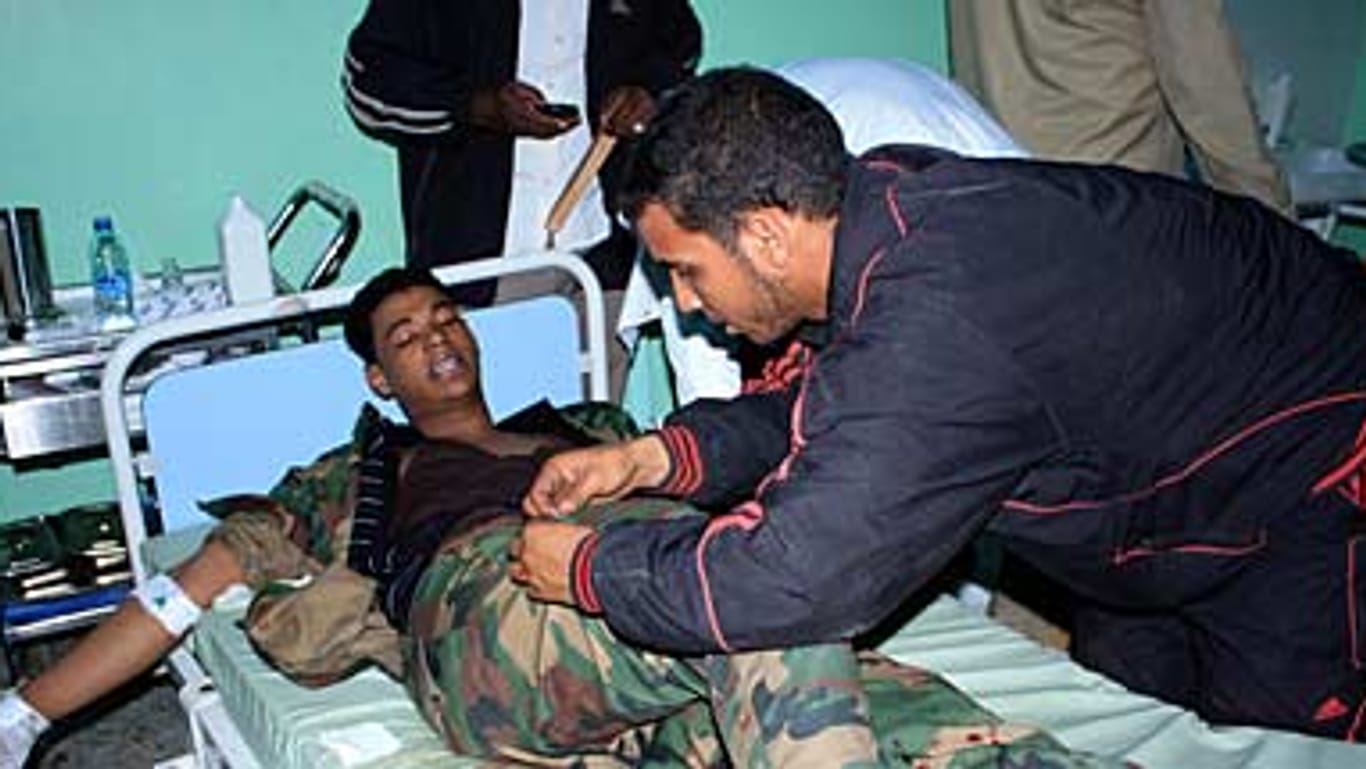 Ein verletzter wird im Sebha-Krankenhaus behandelt