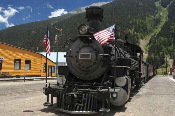 Die Lösung: eine Schienenstrecke. So gab es bereits im Jahr 1881 eine Bahnstrecke von Colorados Hauptstadt Denver in das Westernstädtchen Durango im Westen des Bundesstaates, mit einer Weiterführung nach Santa Fé im Nachbarstaat New Mexico.