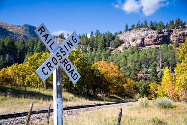 Nur ein Jahr später war dann eine der wohl spektakulärsten Bahnstrecken des Kontinents in Betrieb, die 41 Meilen lange Route von Durango (1600 Meter) hinauf ins über 3000 Meter hoch gelegene Goldgräbernest Silverton, heute eine stets ausgebuchte Touristenattraktion in den USA.