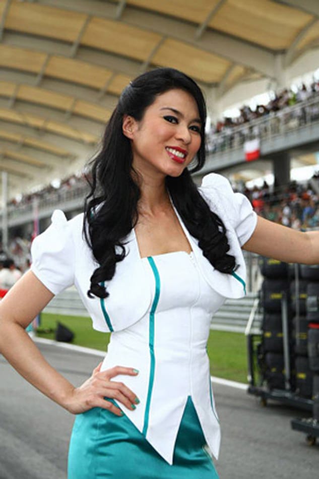 In Malaysia präsentierten sich die Girls 2011 in den Farben des ortsansässigen Sponsors Petronas.
