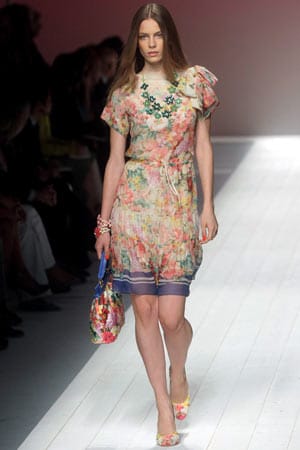 Wem knallige Farben nicht zusagen, für den hält die Sommermode 2012 Pastelltöne bereit. Dieses Kleid von Blugirl wird durch perfekt passende Accessoires aufgewertet...