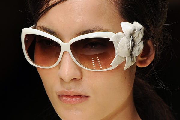 Im Frühjahr 2012 werden sogar Sonnenbrillen mit dreidimensionalen Blüten geschmückt.
