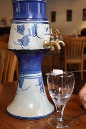 Tischfontäne mit Absinth-Glas für das perfekte Trinkritual im Absinthmuseum in Boveresse.