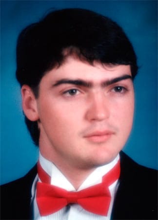 Norris hatte 1997 bei einem Unfall mit einer Schusswaffe Lippen, Nase und Zähne verloren. Das Bild zeigt ihn vor dem Unfall. Norris hatte 1997 bei einem Unfall mit einer Schusswaffe Lippen, Nase und Zähne verloren. Das Bild zeigt ihn vor dem Unfall.