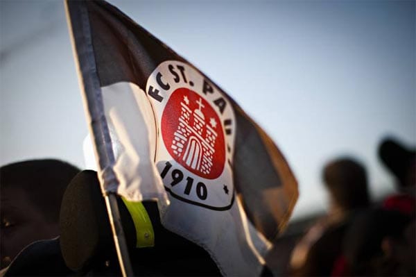 Ein Fan des FC. St. Pauli hat einen Bundespolizisten im Gesicht verletzt.