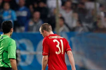 Schiedsrichter Carlos Velasco Carballo verwarnt Bastian Scheinsteiger mit der Gelben Karte.