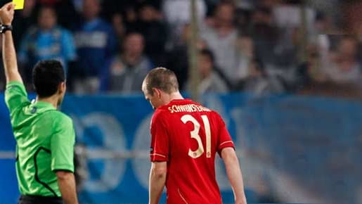 Schiedsrichter Carlos Velasco Carballo verwarnt Bastian Scheinsteiger mit der Gelben Karte. Schiedsrichter Carlos Velasco Carballo verwarnt Bastian Scheinsteiger mit der Gelben Karte.