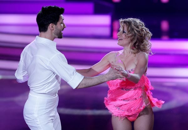 Stefanie Hertel legte in der dritten "Let's Dance"-Show eine flotte und ziemlich sexy Sohle aufs Parkett. Sie tanzte mit ihrem Partner eine sexy Salsa.