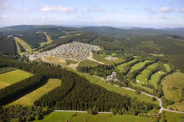 Blick auf die Ferienanlage Herloh in Winterberg. Der Kurort liegt auf 670 Metern Höhe im Rothaargebirge.