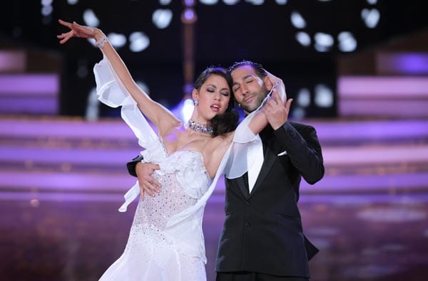 Model Rebecca Mir zeigte mit Partner Massimo Sinato den Wiener Walzer. Sie erhielten 19 Punkte von der Jury und sind nächste Woche wieder mit dabei.