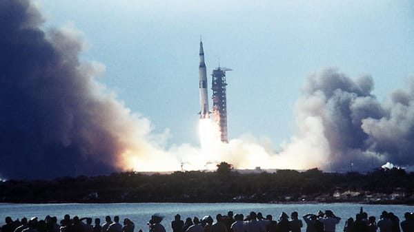 Der Start der Saturn V-Rakete mit der Raumfähre "Apollo 11" im Juli 1969: Neil Armstrong betrat als erster Mensch den Mond Der Start der Saturn V-Rakete mit der Raumfähre "Apollo 11" im Juli 1969: Neil Armstrong betrat als erster Mensch den Mond