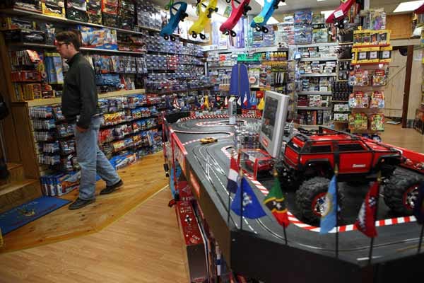 Filmfans können vor Ort einen Stop in O.P. Taylors Spielzeugladen in Brevard, NC einlegen.