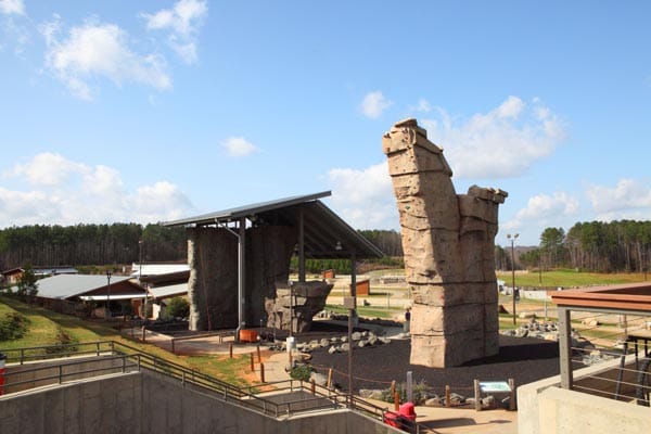 Das "US National Whatewater Center" in Charlotte beherbergt den größten, von Menschen geschaffenen Fluss. Im Film klettert Woody Harrelson den Felsen hinauf.