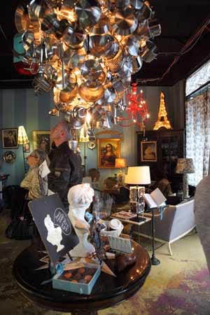 Viel zu sehen gibt es auch in Amélies French Bakery & Cafe in Charlotte. Harrelson spielt hier im Film Schach.