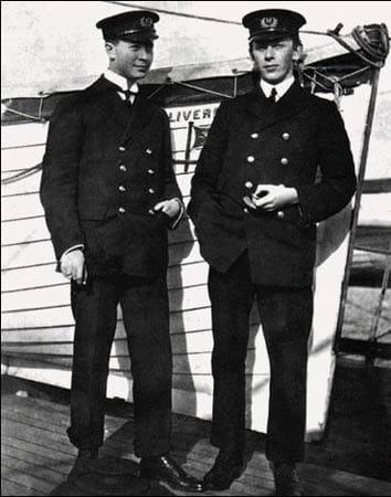 Die beiden Funker Jack Phillips und Harold Bride. Sie waren Angestellte der Marconi-Wireless Telegraph Company.