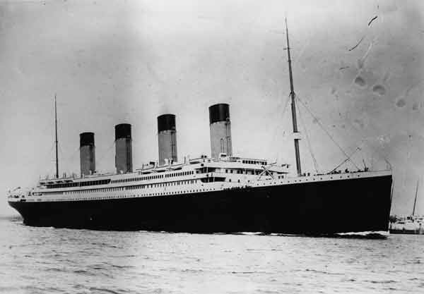 Die "Titanic" ist 1912 mit 269 Metern Länge das größte Schiff der Welt.