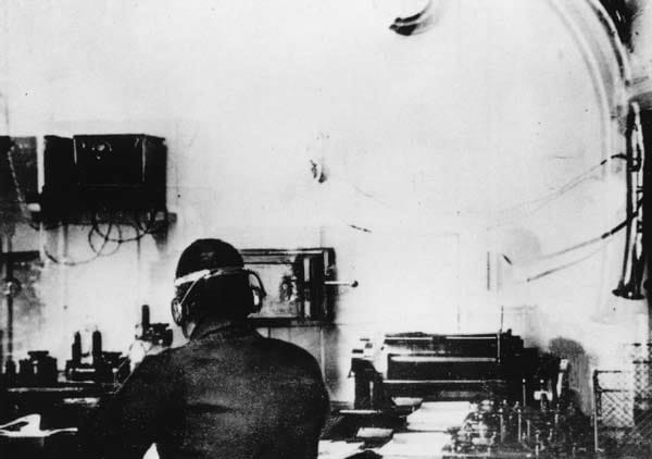 Harold Bride im Funkraum der "Titanic": Das Versenden der Telegramme war ein äußerst lukratives Geschäft für die Marconi-Company. Die Passagiere nahmen das Angebot begeistert an.