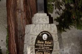 Das Grab von Hitlers Eltern diente als Neonazi-Pilgerstätte
