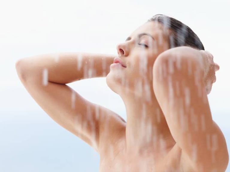 Bei Kopfschmerzen kann eine Dusche beim entspannen helfen