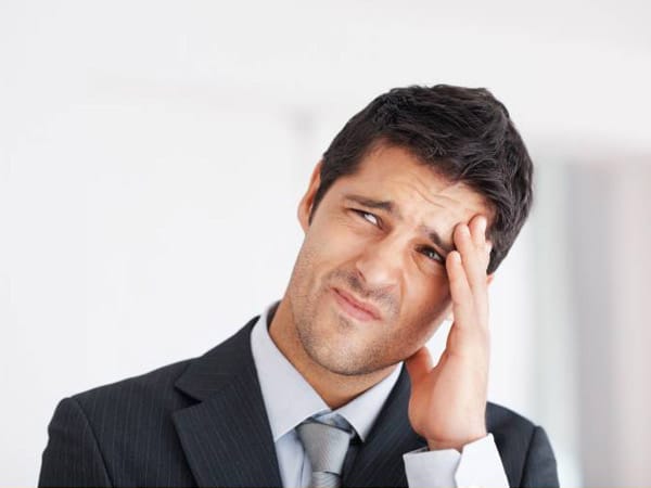 Sehr viele Berufstätige leiden regelmäßig unter Kopfschmerzen