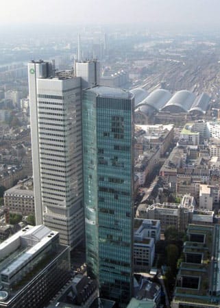 166 Meter und 32 Stockwerke hat der Silver Tower oder auch der Silberturm. Bis 1990 war die Ex-Konzernzentrale der Dresdner Bank der höchste Wolkenkratzer Deutschlands. (Quelle: Emporis)