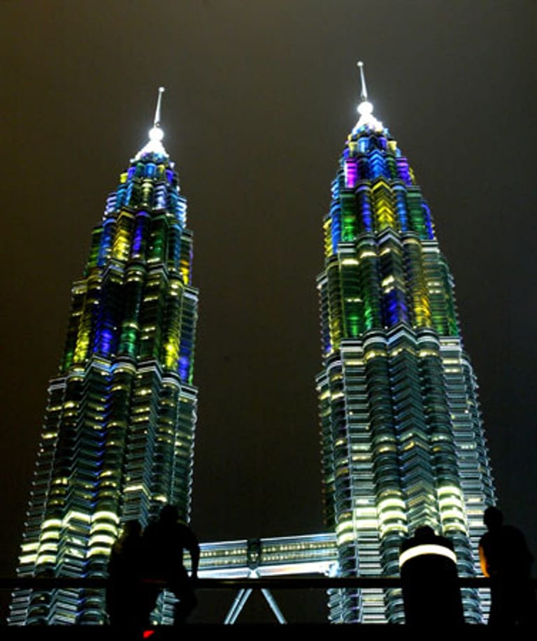Die Plätze acht und neun gehen an die Petronas Tower in Kuala Lumpur, Malaysia. Beide Türme haben eine Höhe von 452 Meter und 88 Etagen. (Quelle: Emporis)