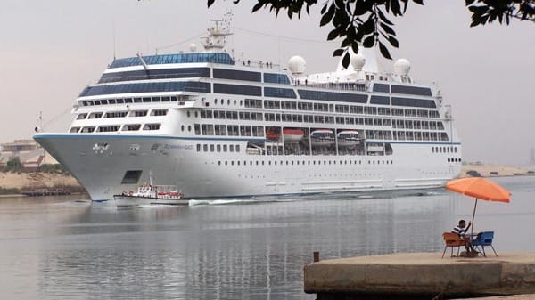 Die "Azamara Quest" beim Durchqueren des Suez-Kanals (Archivfoto)