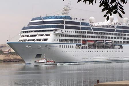 Die "Azamara Quest" beim Durchqueren des Suez-Kanals (Archivfoto)
