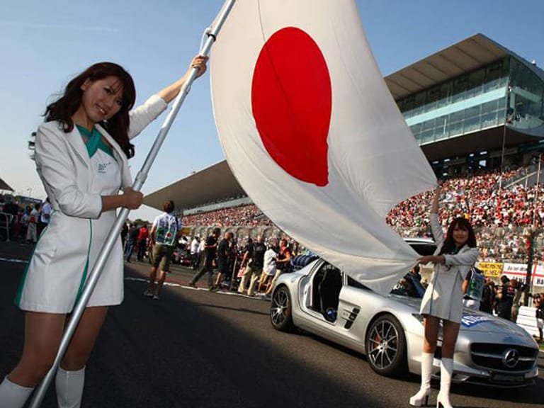 Stolz präsentieren japanische Schönheiten ihre Landesflagge in Suzuka.