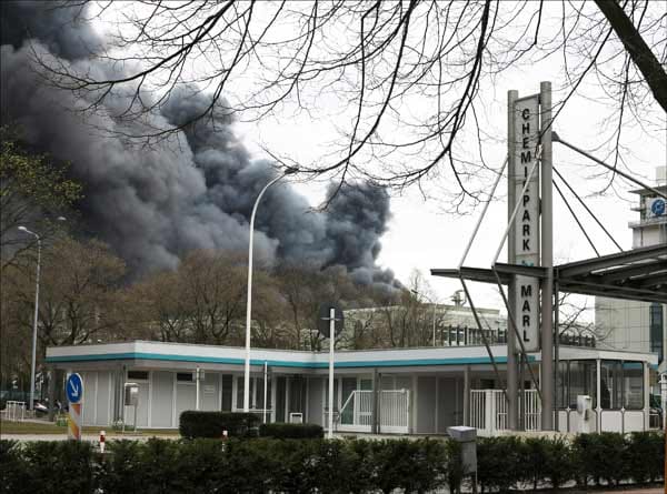 Eine Explosion hat den Chemiepark Marl am Rande des Ruhrgebiets erschüttert. Dabei sollen nach Angaben der Feuerwehr mehrere Menschen schwer verletzt worden sein. Eine Explosion hat den Chemiepark Marl am Rande des Ruhrgebiets erschüttert. Dabei sollen nach Angaben der Feuerwehr mehrere Menschen schwer verletzt worden sein.