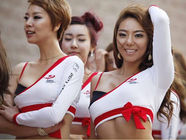 In Südkorea bestechen die Girls durch knappe Tops und ein hübsches Lächeln.