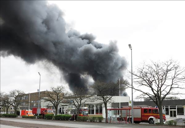 Die Ursache für die Explosion ist noch unklar. Fünf Löschzüge mit rund 100 Feuerwehrleuten sind im Einsatz. Die Ursache für die Explosion ist noch unklar. Fünf Löschzüge mit rund 100 Feuerwehrleuten sind im Einsatz.