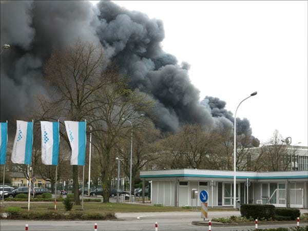 Eine Gaswolke zieht in Richtung Süden. Ob diese gefährlich ist, konnte die Polizei zunächst nicht sagen. Eine Gaswolke zieht in Richtung Süden. Ob diese gefährlich ist, konnte die Polizei zunächst nicht sagen.