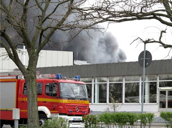 Anwohner seien jedoch vorsichtshalber dazu aufgerufen, Fenster und Türen geschlossen zu halten. Anwohner seien jedoch vorsichtshalber dazu aufgerufen, Fenster und Türen geschlossen zu halten.