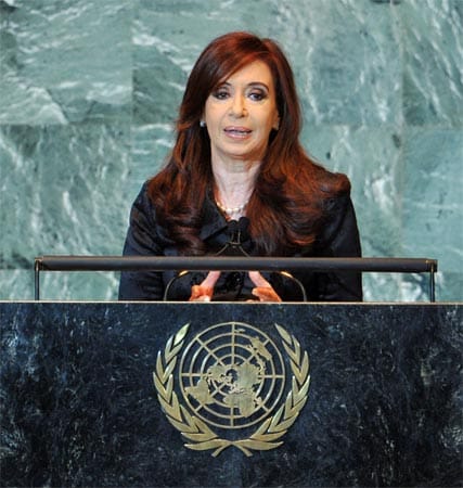 Anfang 2012 droht der Konflikt wieder aufzuleben: Großbritannien hat erneut Kriegsschiffe in die Falkland-Region geschickt. Cristina Kirchner reicht bei der UN Beschwerde gegen die britische "Militarisierung des Südatlantiks" ein. Anfang 2012 droht der Konflikt wieder aufzuleben: Großbritannien hat erneut Kriegsschiffe in die Falkland-Region geschickt. Cristina Kirchner reicht bei der UN Beschwerde gegen die britische "Militarisierung des Südatlantiks" ein.