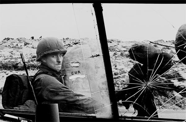 Am 14. Juni 1982 erobern britische Truppen die Falkland-Inseln zurück. Argentinien hatte sie nach dem Bekanntwerden großer Erdölvorkommen im April 1982 besetzt. Am 14. Juni 1982 erobern britische Truppen die Falkland-Inseln zurück. Argentinien hatte sie nach dem Bekanntwerden großer Erdölvorkommen im April 1982 besetzt.