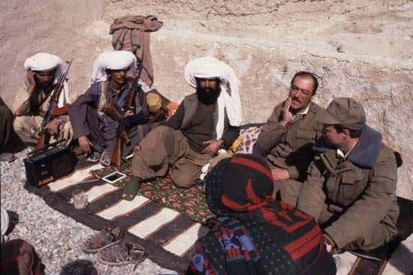 Der Paschtunistan-Konflikt eskaliert zwischen 1961 und 1963, Pakistan schließt zeitweilig seine Grenzen zu Afghanistan. Das zwingt die Afghanen, die wirtschaftlichen Beziehungen zur Sowjetunion auszubauen.