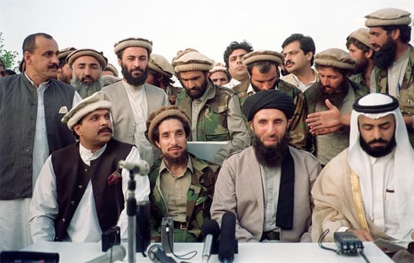 Nadschibullah kann sich noch drei Jahre halten, gibt aber 1992 die Macht kampflos an die Mudschahidin ab. Im April 1992 wird der Islamische Staat Afghanistan gegründet. Die Guerilla-Gruppen schließen Frieden, vorne von links: Pakistans Arbeitsminister Ijaz ul Haq, der afghanische Verteidigungsminister Shah Masoud, der Guerilla-Anführer Gulbuddin Hekmatyar und der saudische Mediator Abdullah Naif.