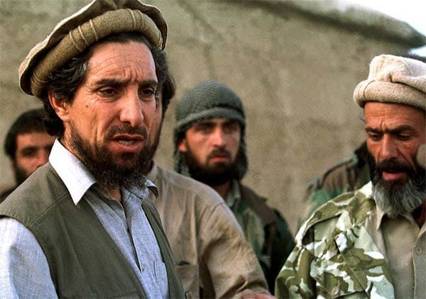 1996 nehmen die Taliban Kabul ein und ermorden Nadschibullah. Im Norden schließen sich die gegnerischen Truppen zur Nordallianz zusammen. Die Taliban errichten ein radikalreligiöses Regime, das Al-Kaida einen Rückzugs- und Trainingsraum bietet. Ahmed Schah Massud, der Anführer der Nordallianz, wird nur zwei Tage vor den Anschlägen des 11. September 2001 bei einem Anschlag getötet.