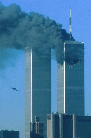 Am 11. September 2001 steuern Terroristen zwei Passagierflugzeuge in die Türme des World Trade Centers in New York, eine Maschine stürzt auf das Pentagon in Washington und eine vierte stürzt über Pennsylvania ab. Annähernd 3000 Menschen sterben bei den Anschlägen.